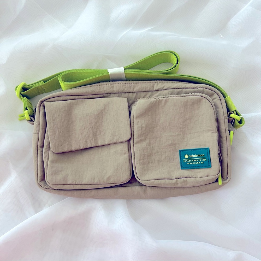 Lululemon Multi-Pocket Crossbody Bag 2.5L
Sheer Oak/ Sour Grape